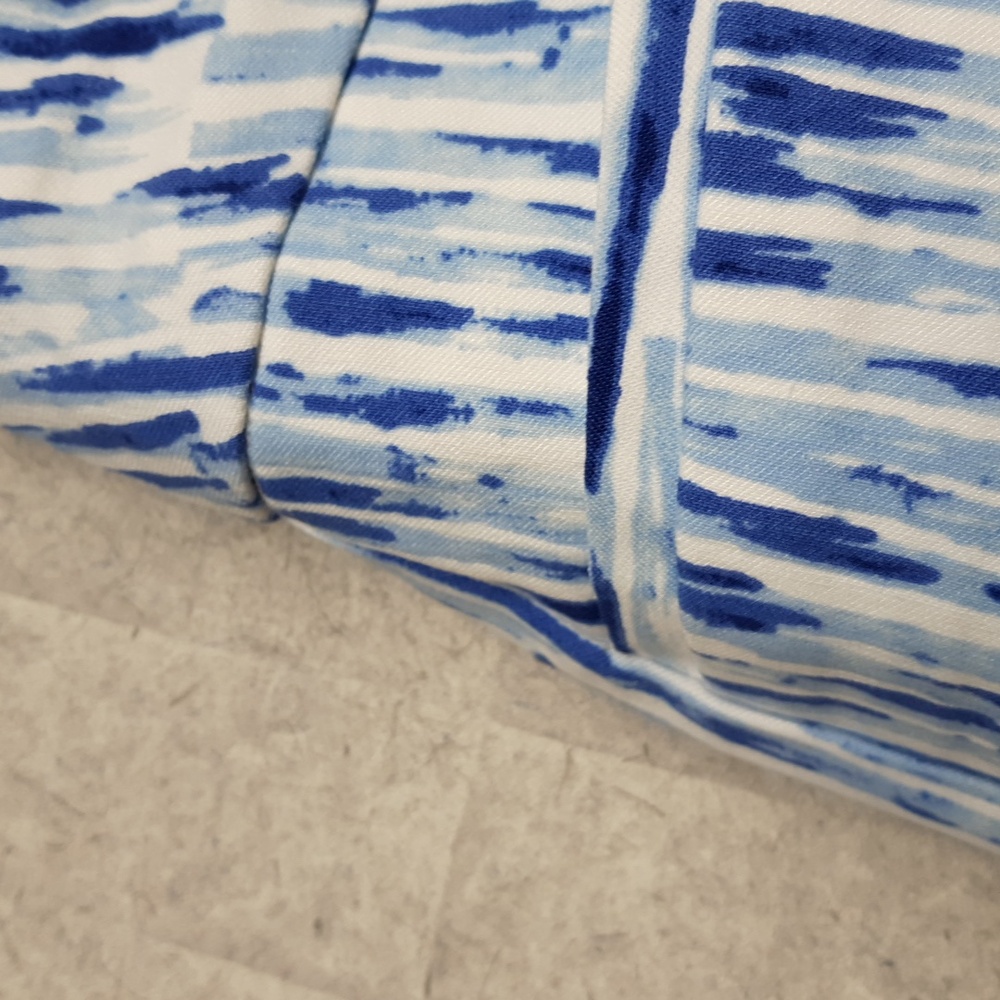 Chico's Blue and White Abstract Print Stretch Shorts - Picture 3 of 6